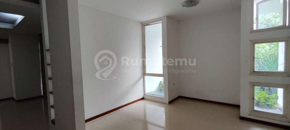 Sewa Rumah Mewah Dengan Pool di Pondok Indah