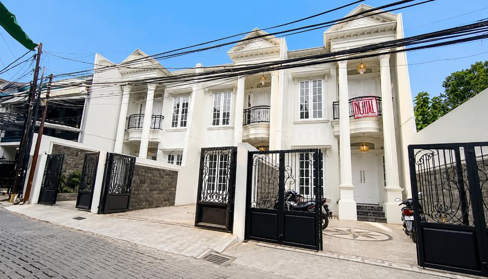 Dijual Rumah Classic Minimalis dengan private pool dalam perumahan lokasi strategis di Kebagusan