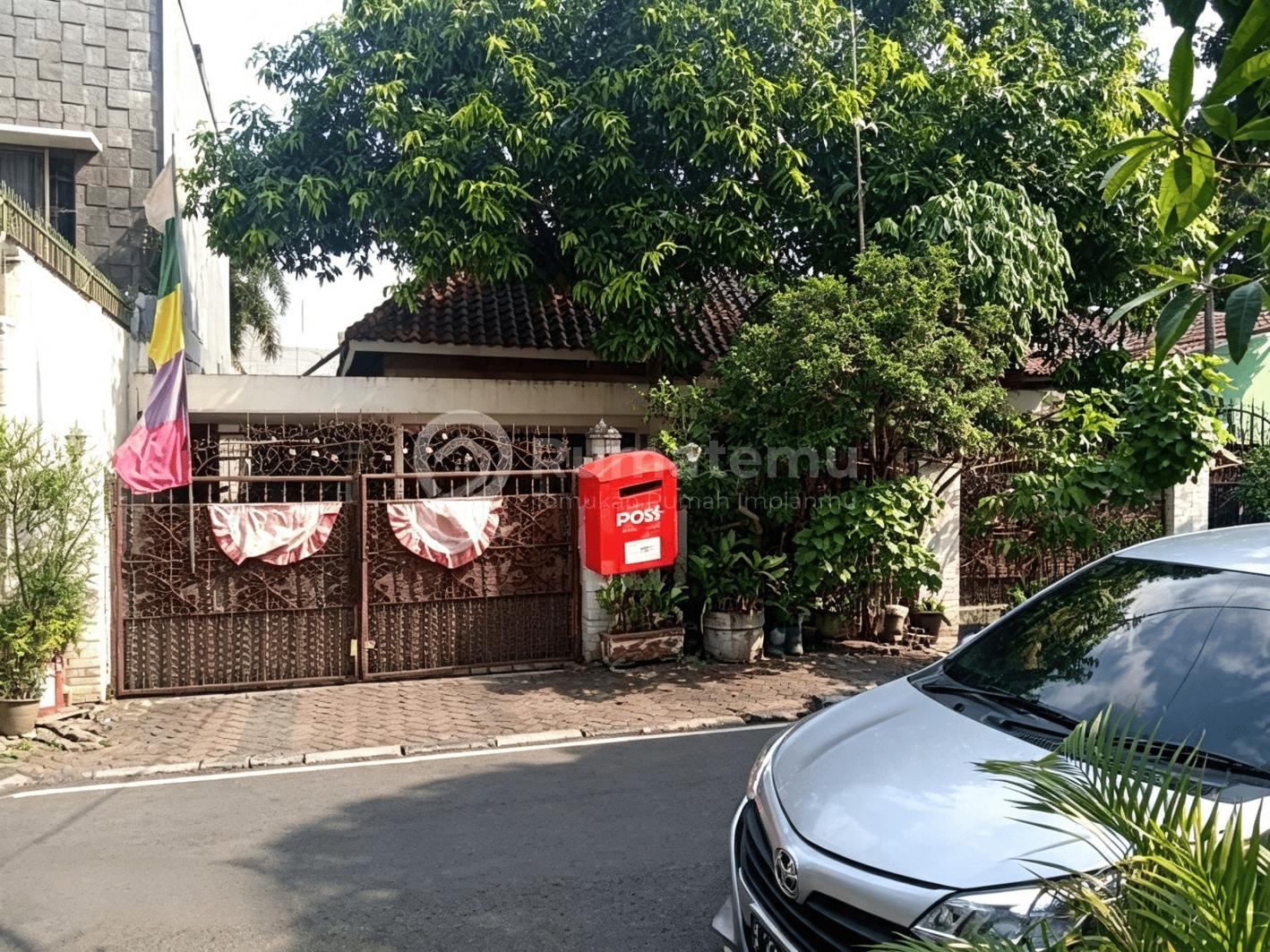 Dijual rumah dengan row jalan besar bu Menteng, Jakarta Pusat