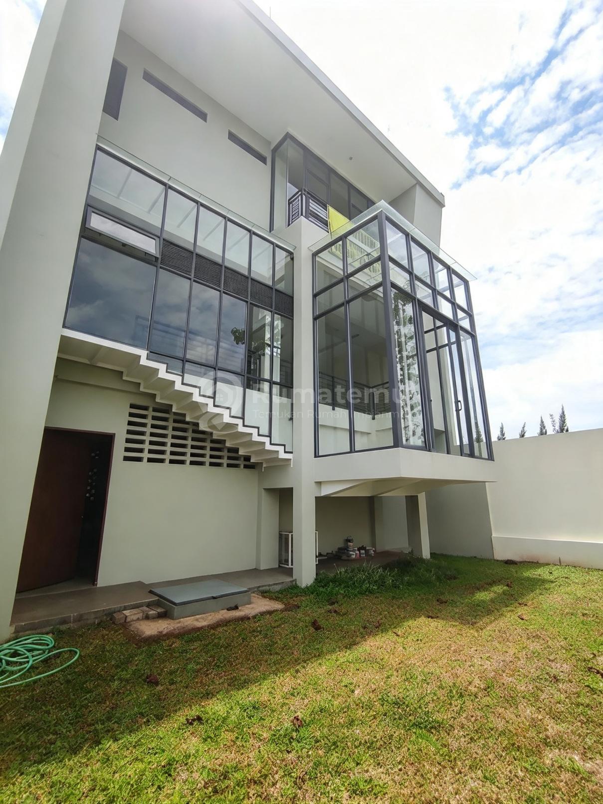 Dijual Rumah Baru Modern Tropis 4+1 BR  "Kumala Shinta" Kota Baru Parahyangan