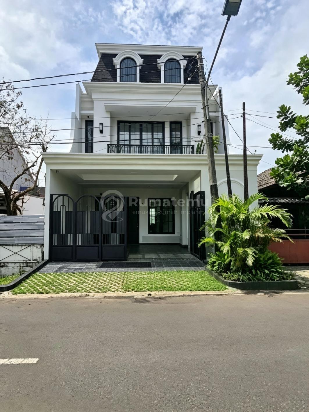 Rumah Mewah Bergaya American Classik dengan Kolam Renang Pribadi