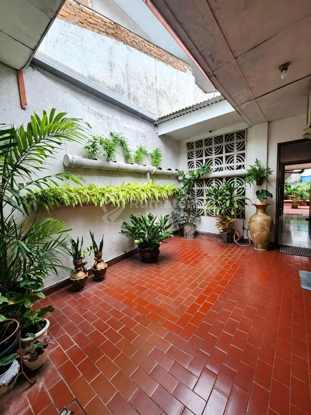 For Sale Rumah dengan Garasi 4 Mobil Lokasi Terbaik Cipete Lingkungan Nyaman dan Asri - Cilandak Jakarta Selatan