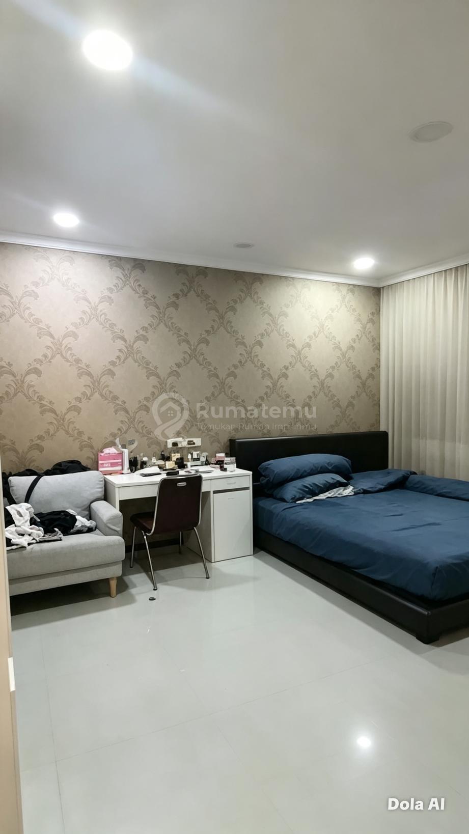 Rumah dengan AC dan Kitchen Set Jalanan Luas di Taman Surya, Jakarta Barat