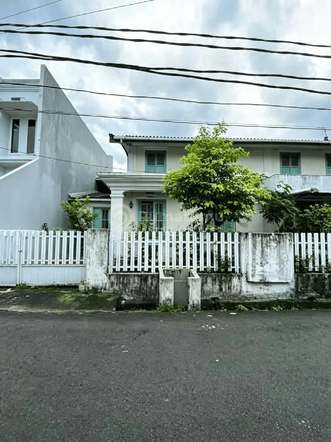 Rumah Lama Hitung Tanah Dalam Komplek Strategis di Rawamangun