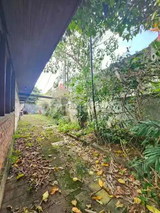 Di Jual Rumah lama harga hitung tanah saja. Lokasi nyaman, tenang dan aman di Jl MPR Cipete-Cilandak