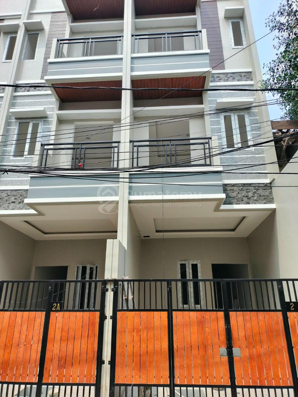 Rumah Baru 3 1/2 Lantai Cantik Siap Huni View Taman Anggrek di Gelong Baru Tomang Jakarta Barat