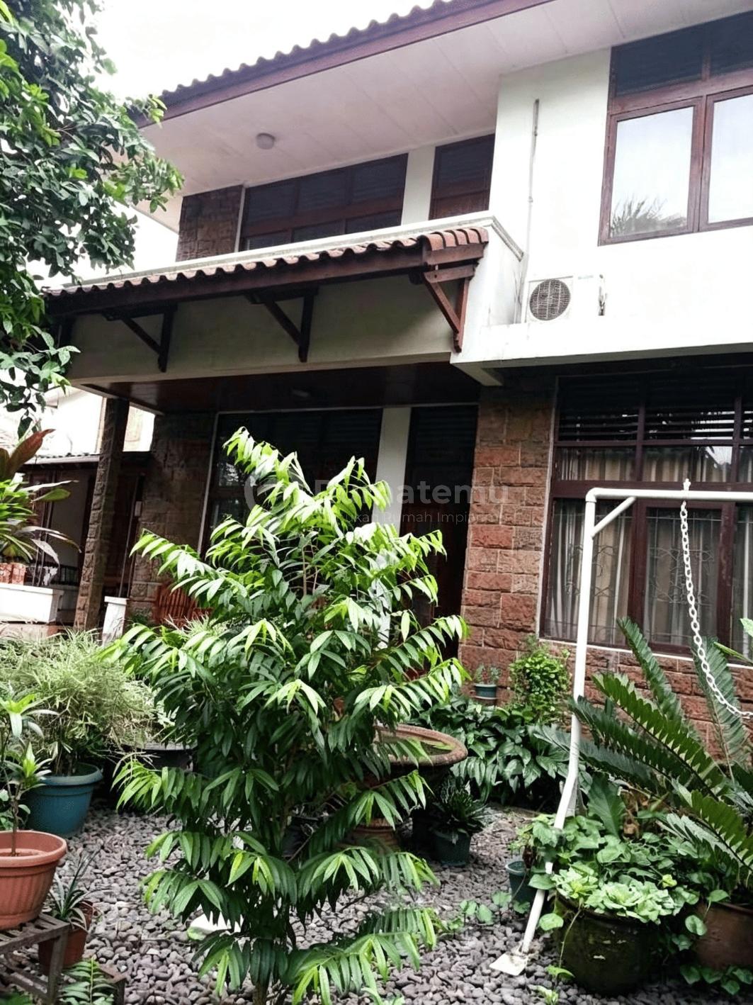 Jual rumah asri dan nyaman komersil di dekat Area Pakubuwono, Kebayoran Baru
