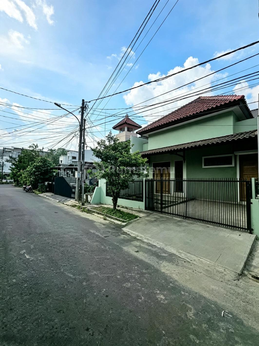 Dijual Rumah dalam komplek dengan renovasi total-desain fresh, nyaman, dan siap langsung dihuni.
