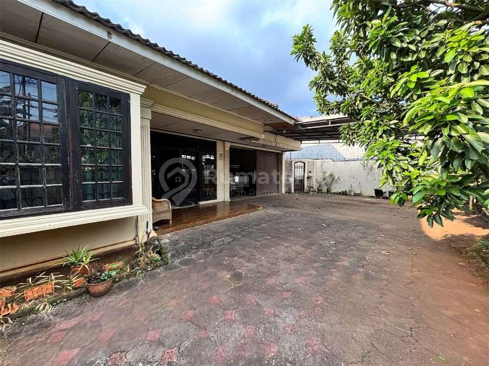 Dijual rumah mewah Ulujami Hadap Selatan Akses jalan 2 mobil lebih 2 kontrakan 3 kios, Pesanggrahan, Jakarta Selatan