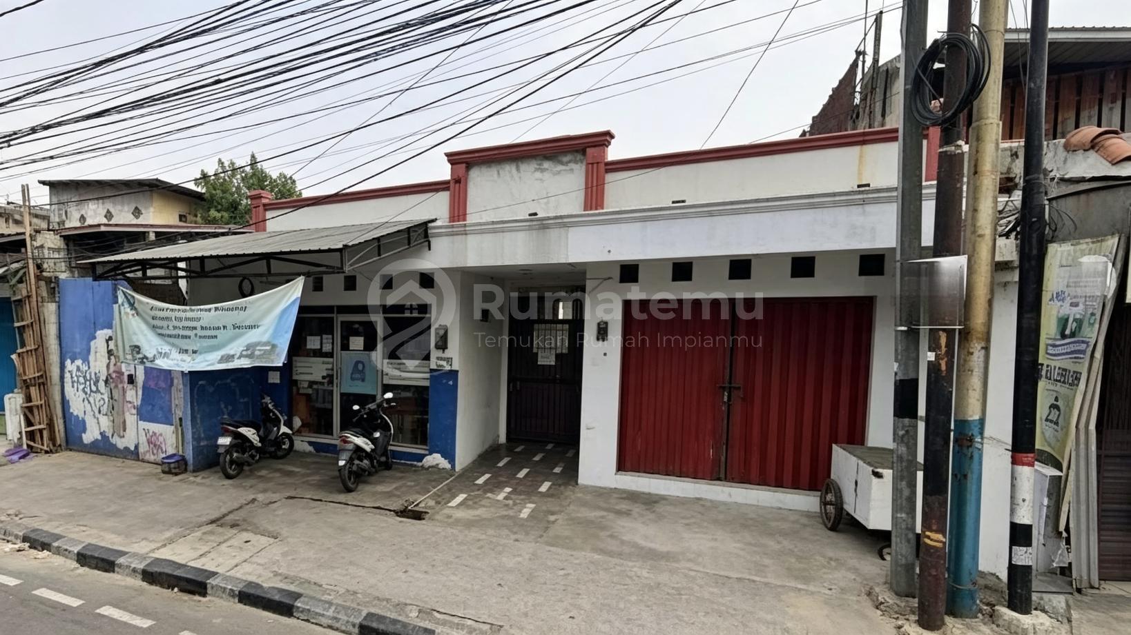Jual rumah kost tempat strategis terdapat 11 kamar dan 2 ruko di Cempaka Baru, Kemayoran