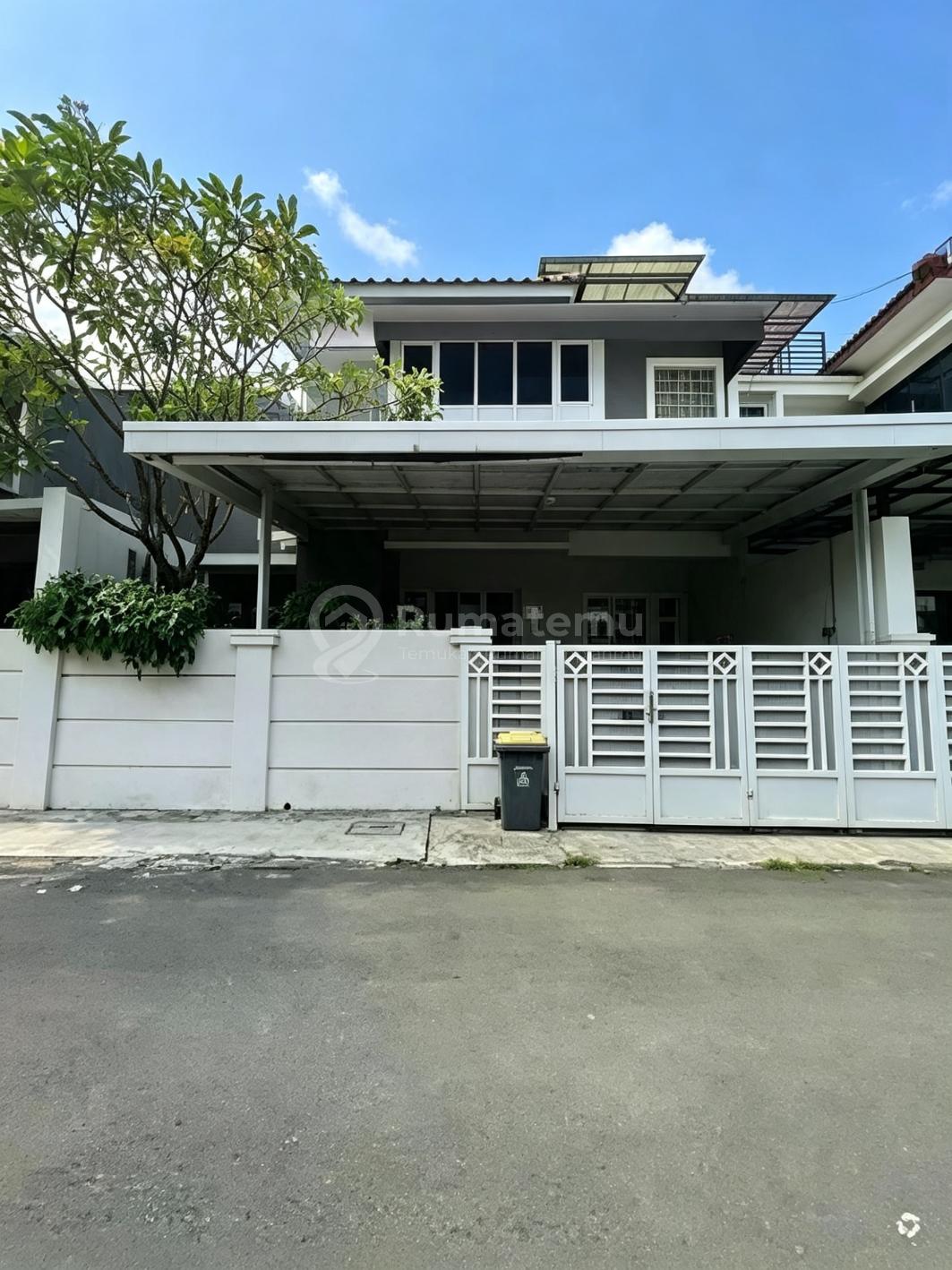 Rumah Kokoh Dalam Komplek di Pondok Kelapa