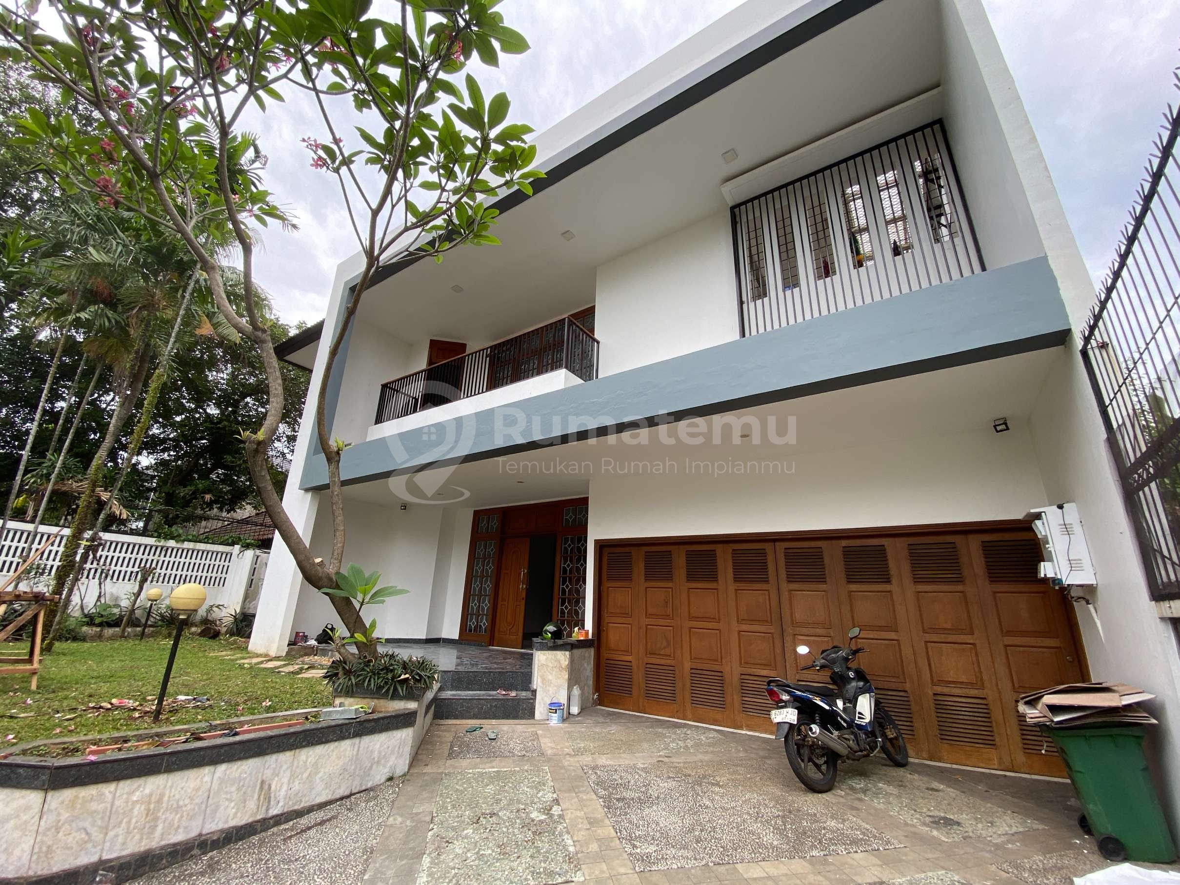 Rumah Mewah, Bagus, Terawat, 2 Lantai, Semi Furnished, 5 Kamar, Ada Kolam Renang di Pondok Indah