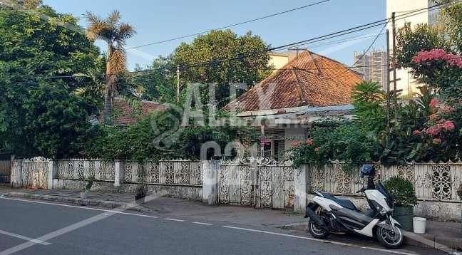 Dijual BU rumah tua Menteng Garasi 3 mobil, Carport 3 mobil hadap timur, Cikini,Jakarta Pusat (hitung tanah)