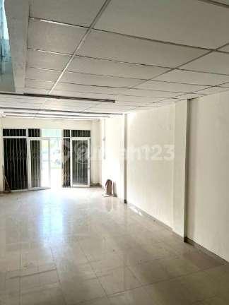 Ruko 3 Lantai Pinggir Jalan Ramai Strategis