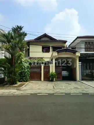 Rumah Secondary Dalam Komplek Elite Jalan Lebar
