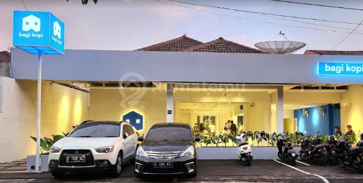 Rumah Luas di Sektor 2 dengan Tanah 481 m² dan Carport 4 Mobil