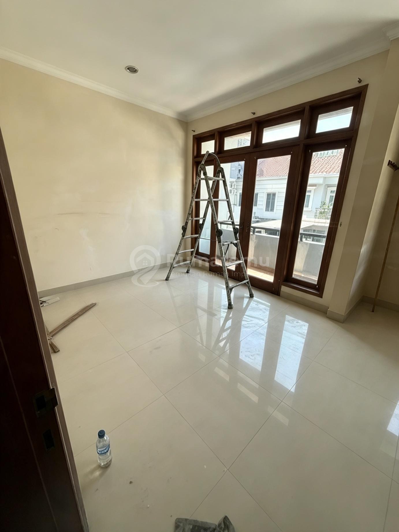 Termurah !!! Jual Daan Mogot Baru Cluster Kintamani - 2 Lantai Sudah Renov - Hadap Selatan - Row 3 Mobil - SHM