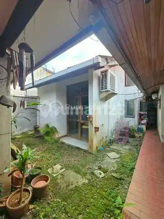 Di Jual Rumah lama harga hitung tanah saja. Lokasi nyaman, tenang dan aman di Jl MPR Cipete-Cilandak