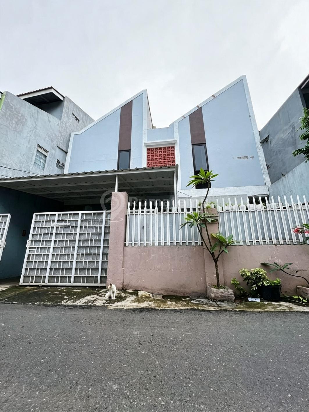 Dijual rumah kost per masing2 kamar kos bagian lantai atas terpasang 900watt di Cililitan, Jakarta Timur