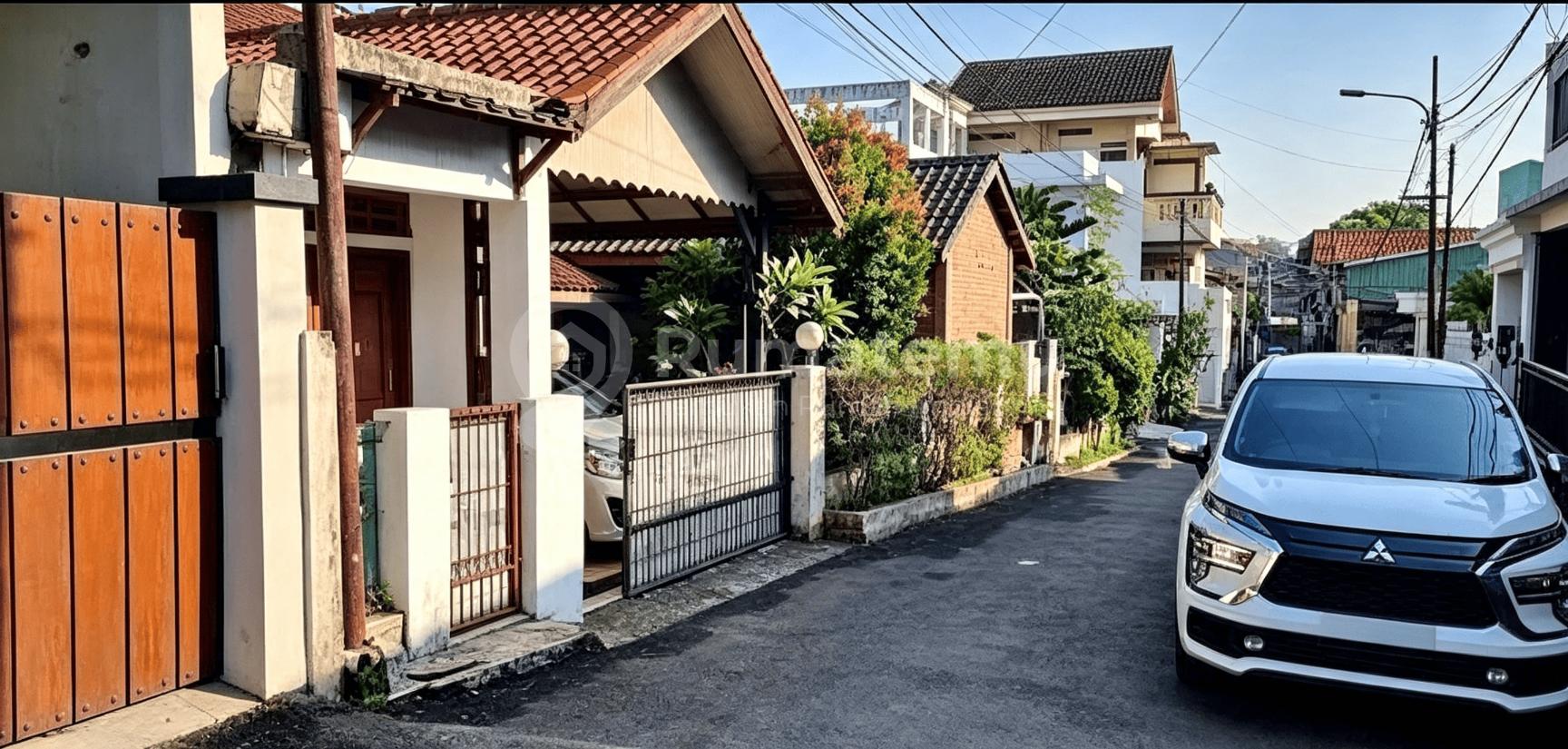Rumah Jual Hitung Tanah BU di Area Rambutan, Ciracas, Jakarta Timur