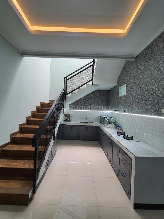 DIJUAL Rumah Semi Furnished 2 Lantai di Taman Kopo Indah 3 Springville