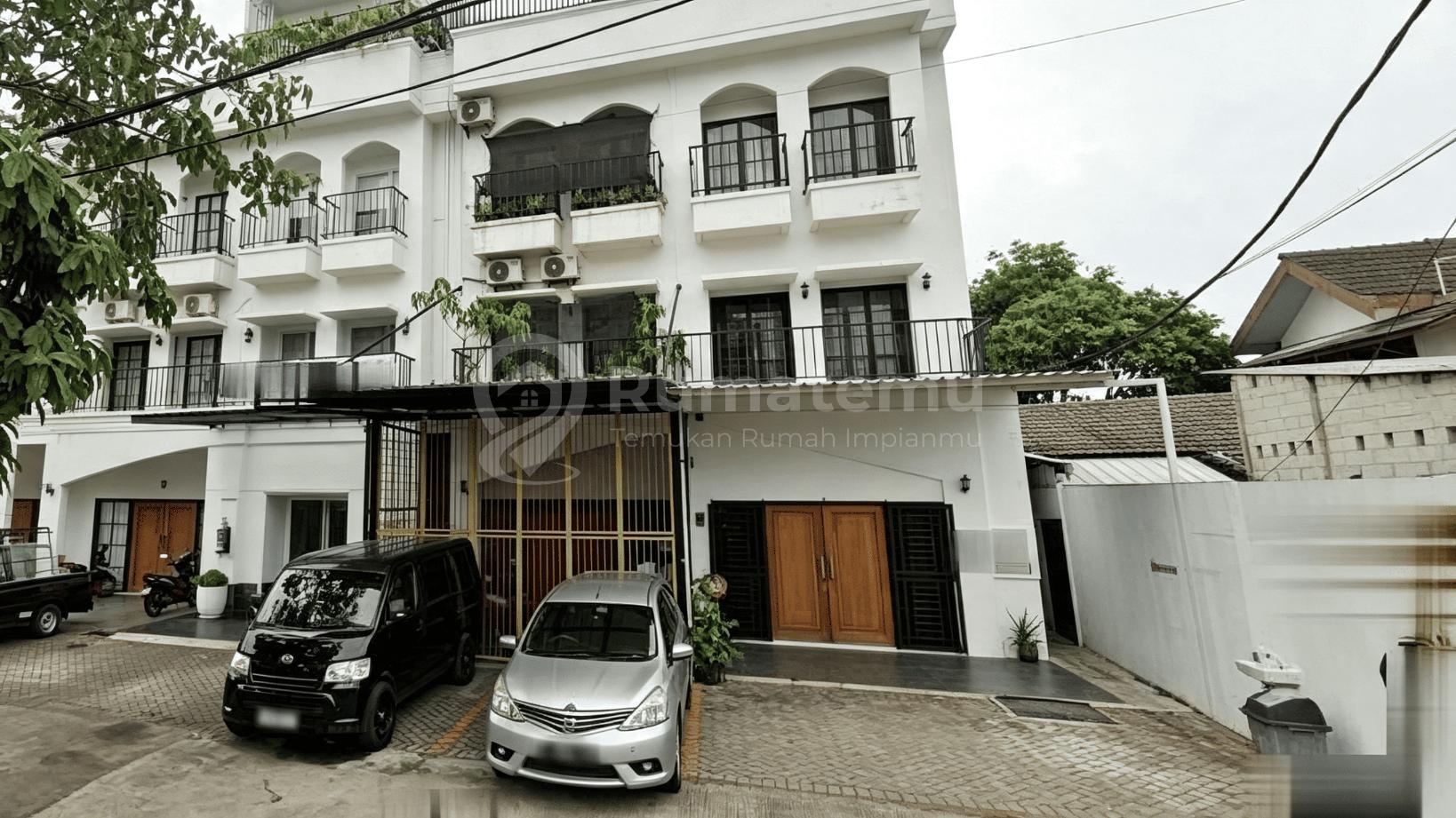 Dijual ruko di komplek dengan Carport 5 mobil di area Moh. Kahfi, Cipedak, Jagakarsa