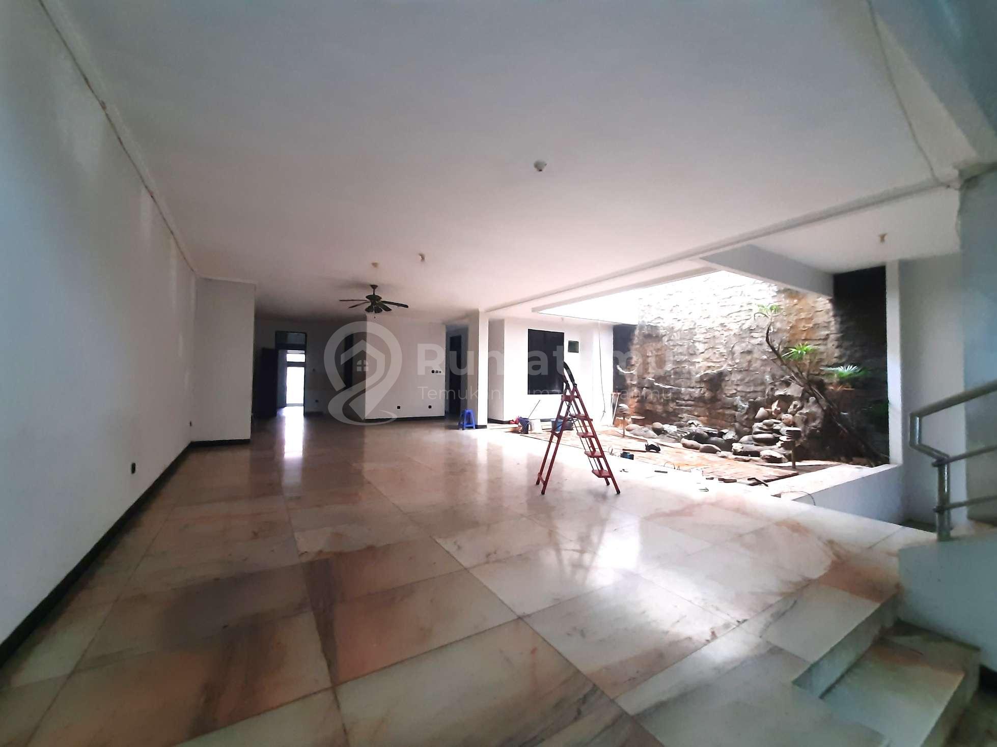 Rumah Tomang. 2.5 Lantai. 14x25. Jalan Raya 4 Mobil. Siap Huni