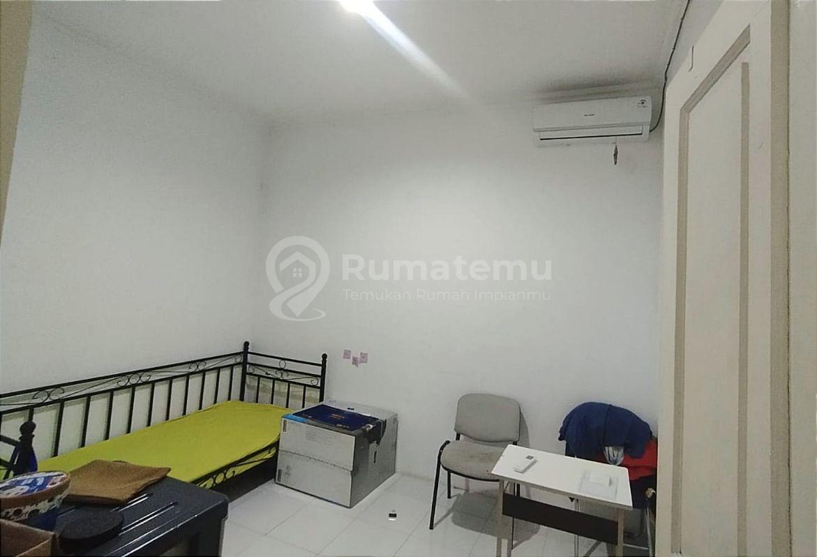 Rumah Sangat Luas di Pangkalan Jati dengan Tanah 1.322 m² dan Carport 10 Mobil