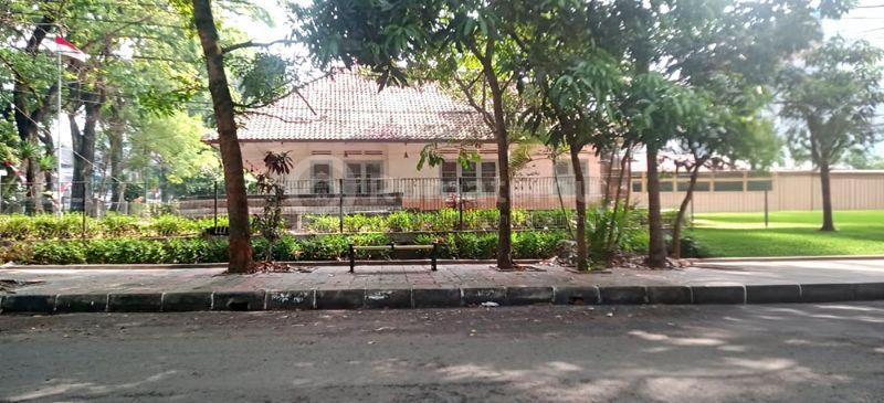 Rumah Belanda Hitung Tanah 1315 m2 SHM View Taman Untuk Rumah Tinggal Kantor Komersial Lingkungan Asri Sejuk Tenang Lokasi Premium Super Strategis  di Sayap Jl. Ir. H. Juanda Dago Bandung