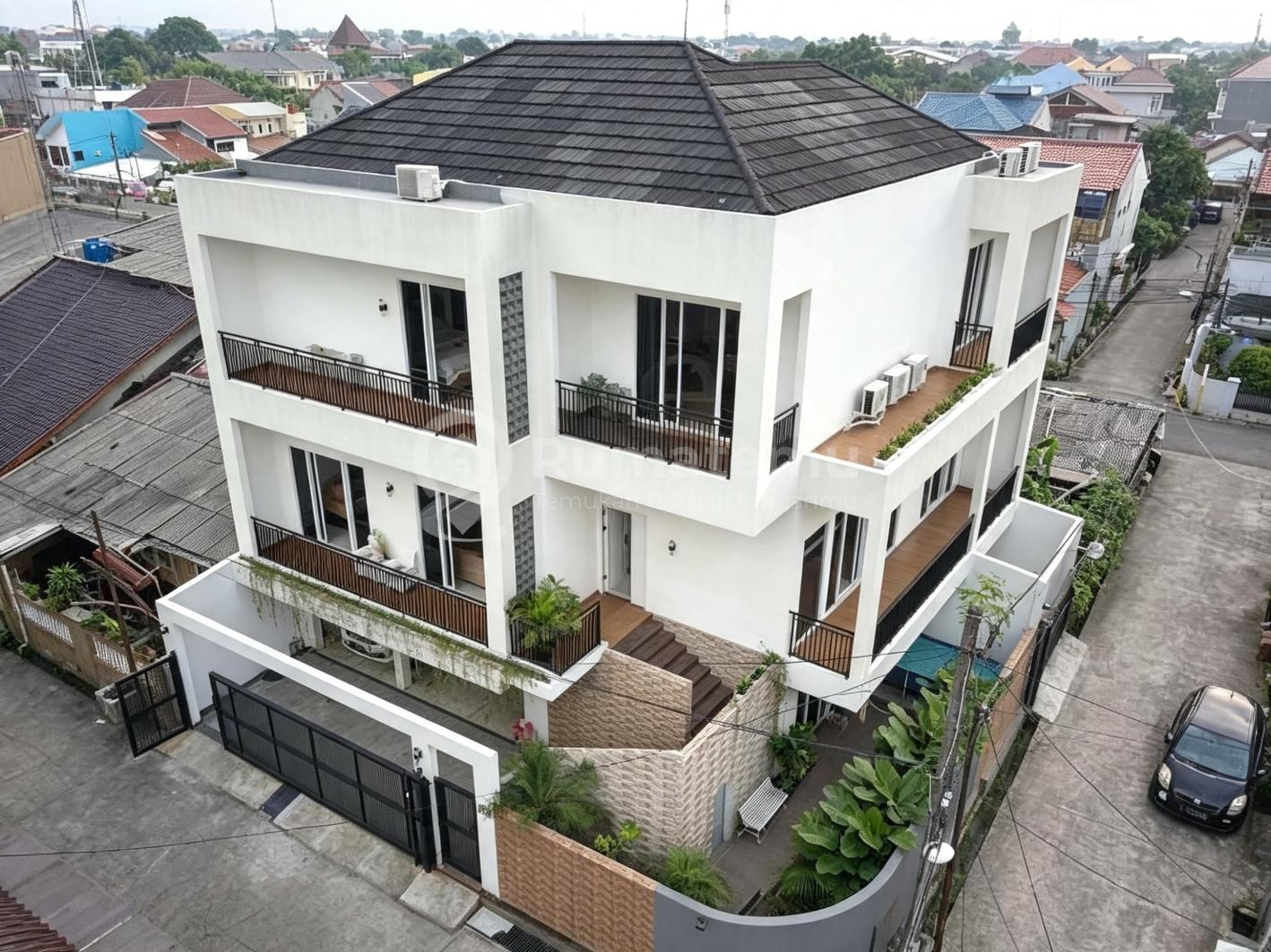 Dijual Rumah baru modern tropis 3 lantai Rumah berada dalam komplek aman dengan cctv dan sangat bebas banjir Dekat akses tol jatiwaringin, toll jorr pondok kelapa, tol becakkayu kalimalang sangat strategis di hook di jatibening