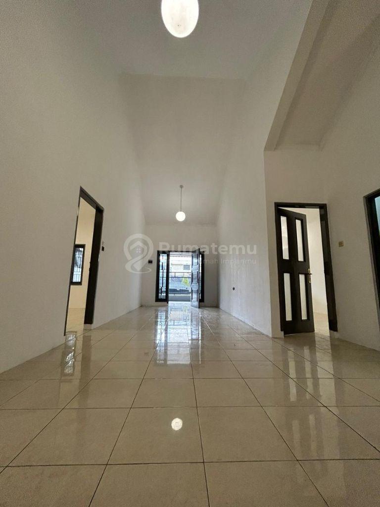 DISEWAKAN RUMAH SIAP HUNI DI TAMAN HOLIS INDAH