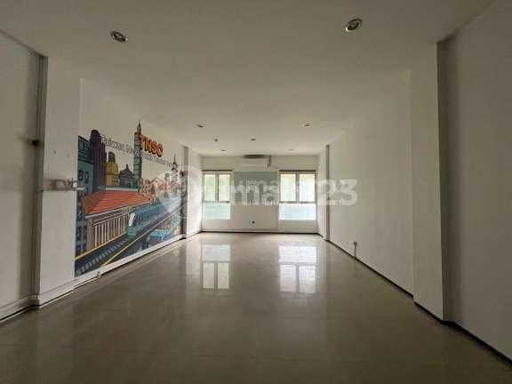 Ruko 4 Lantai Full Renovasi Pinggir Jalan Raya, Minimal 2 Tahun