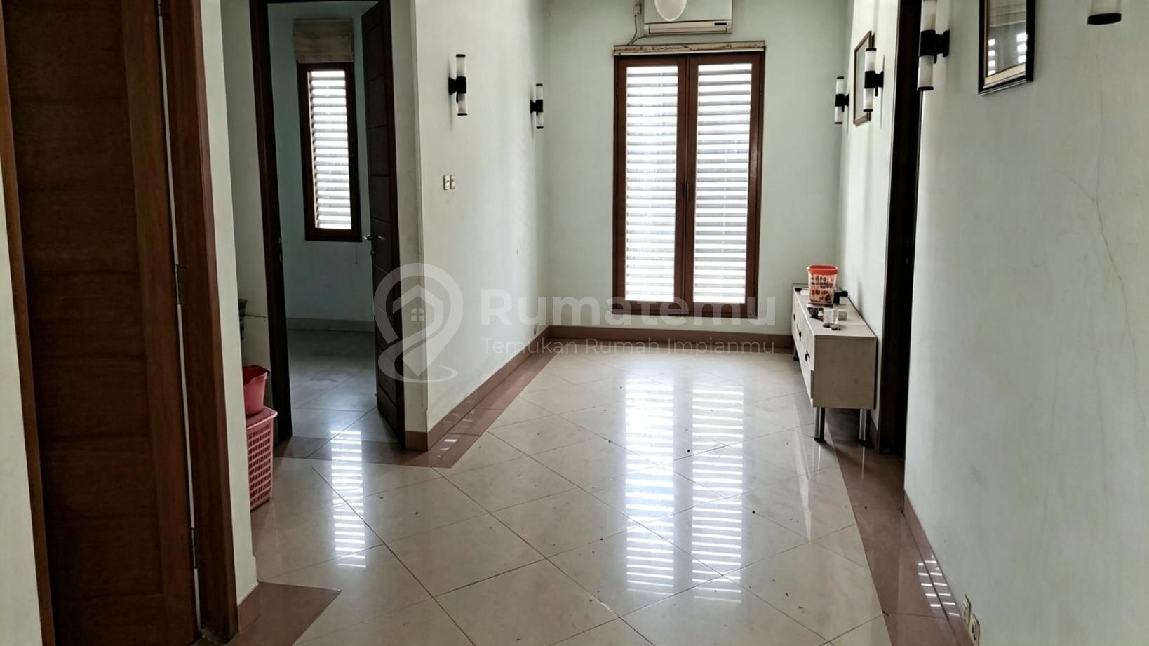 Dijual rumah 2 muka dan ruko siap huni Akses jalan strategis 6 mobil Di Menteng, Jakarta Pusat
