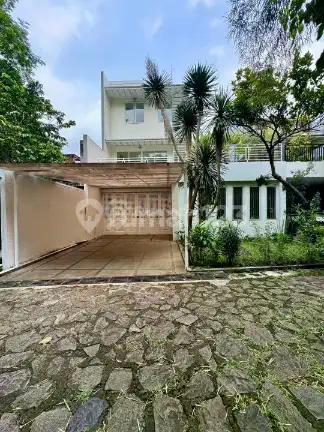Rumah dengan Suasana Resort Dalam Townhouse