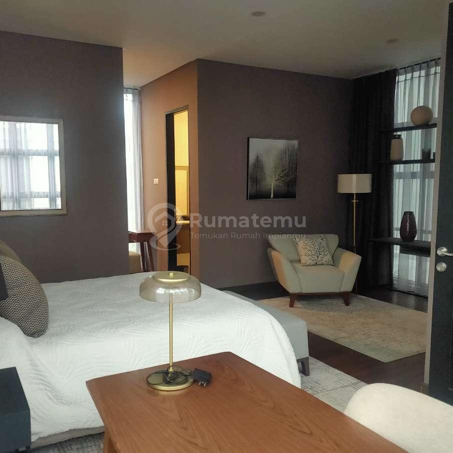 Jual town house di dalam cluster minimalis baru dengan swimming pool Jeruk Purut