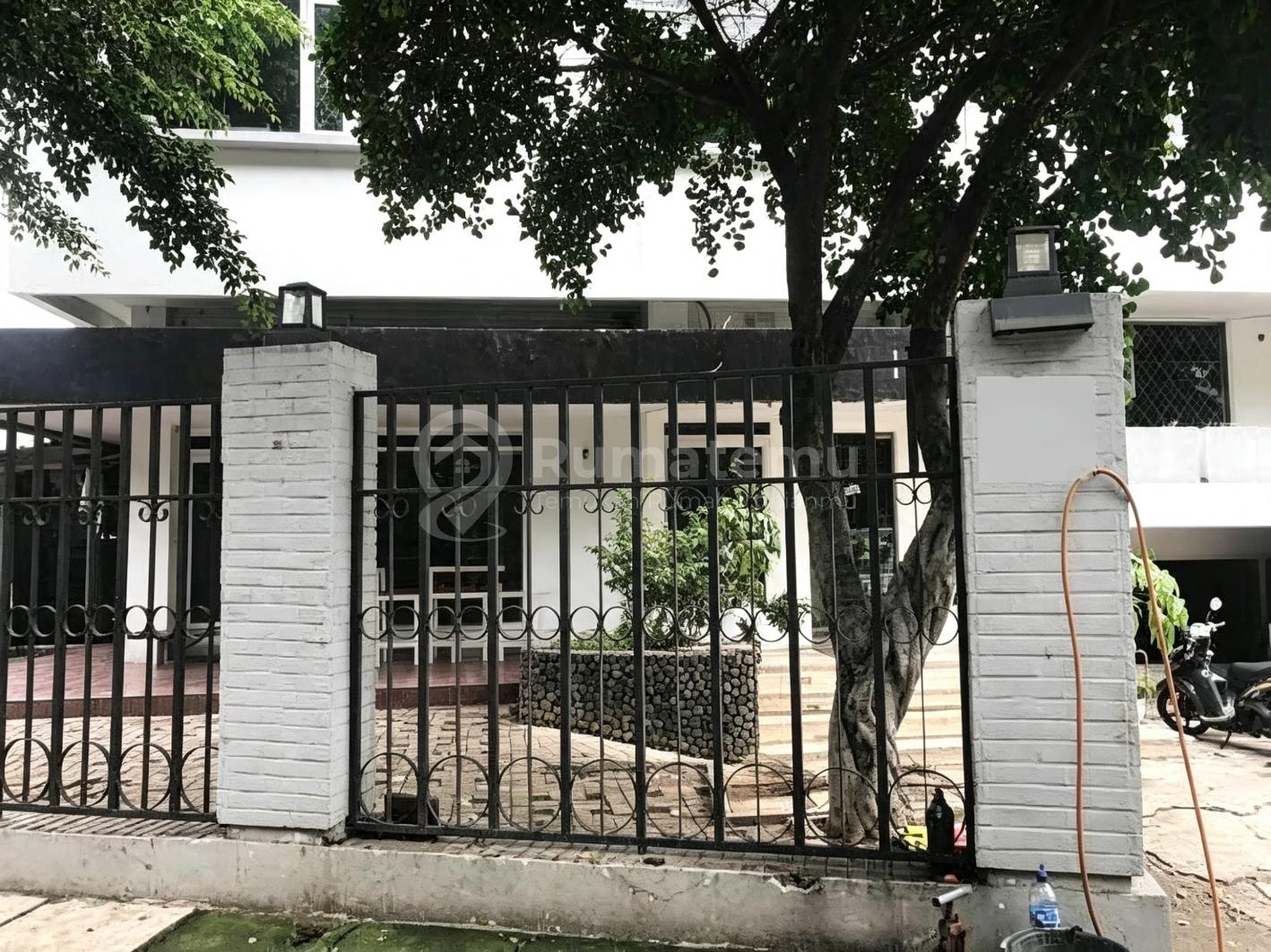 Jual rumah unnfurnish di pinggir jalan di Gandaria Utara, Kebayoran Baru, Jakarta Selatan