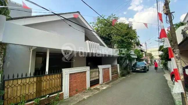 Rumah Lama Akses Mobil Super Strategis Area Senayan, 150 meter ke Jln Patal Senayan, Cocok Tinggal/Kos-Kosan, 3 km ke GBK, dan MRT Senayan,