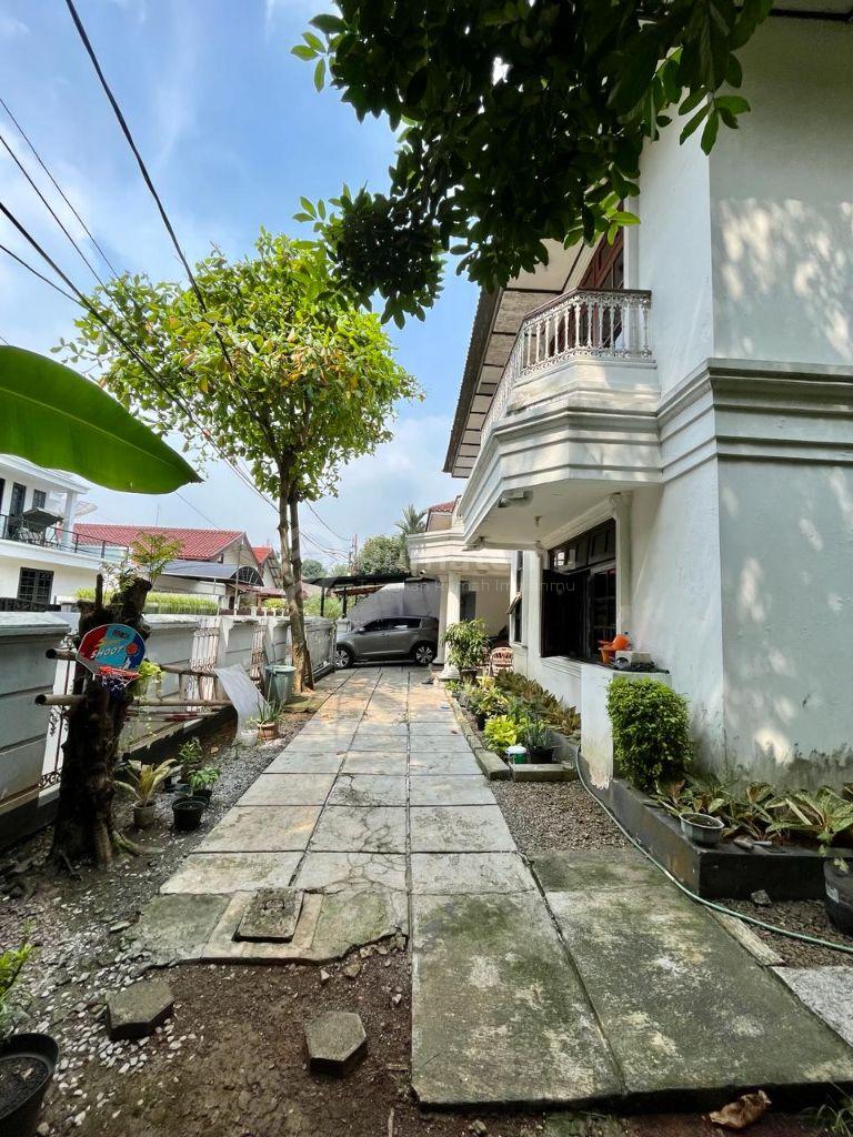 Rumah Luas di Bintaro Sektor 2 dengan 4+2 Kamar Tidur dan Carport 3 Mobil