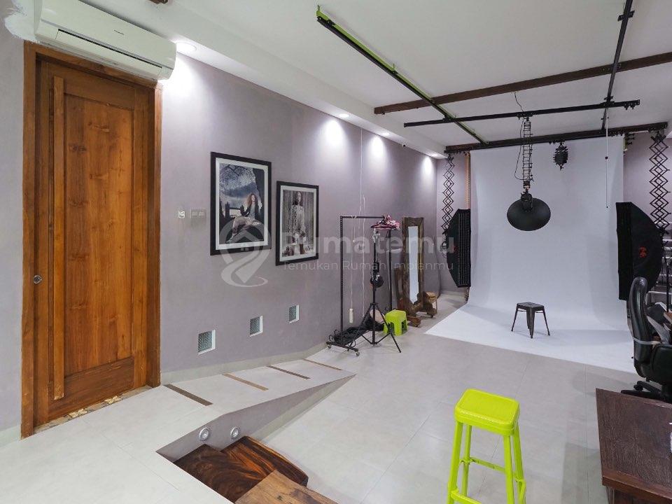     Dijual Rumah Premium Lebak Bulus – Rooftop, Parkir 4 Mobil, SHM, LT 580 m²