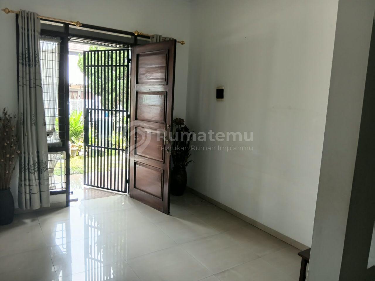 DI SEWAKAN RUMAH SINGGASANA SEMI FURNISH SIAP HUNI