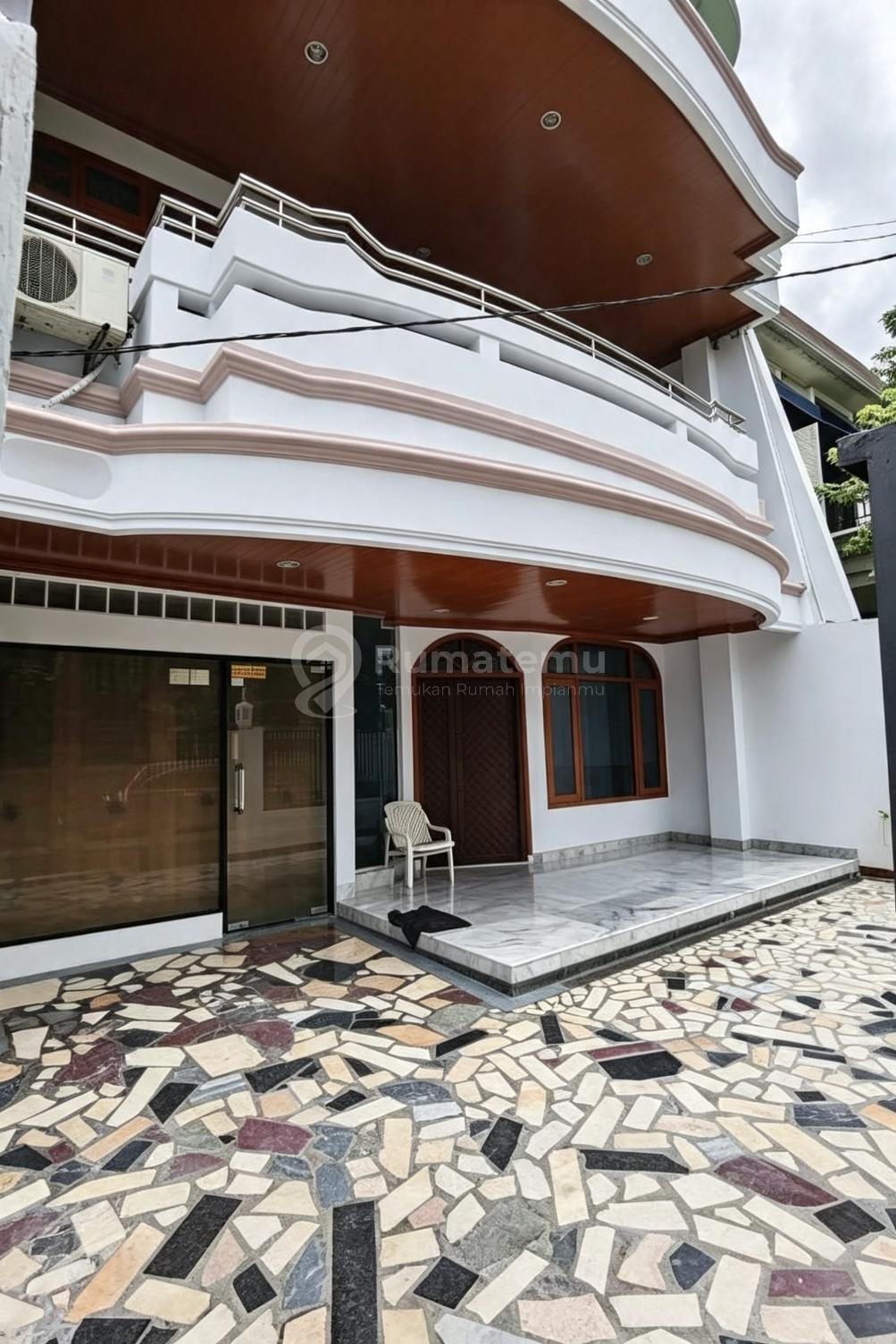 Jual rumah 2 lantai modern di Taman Aries, Kembangan, Jakarta Barat