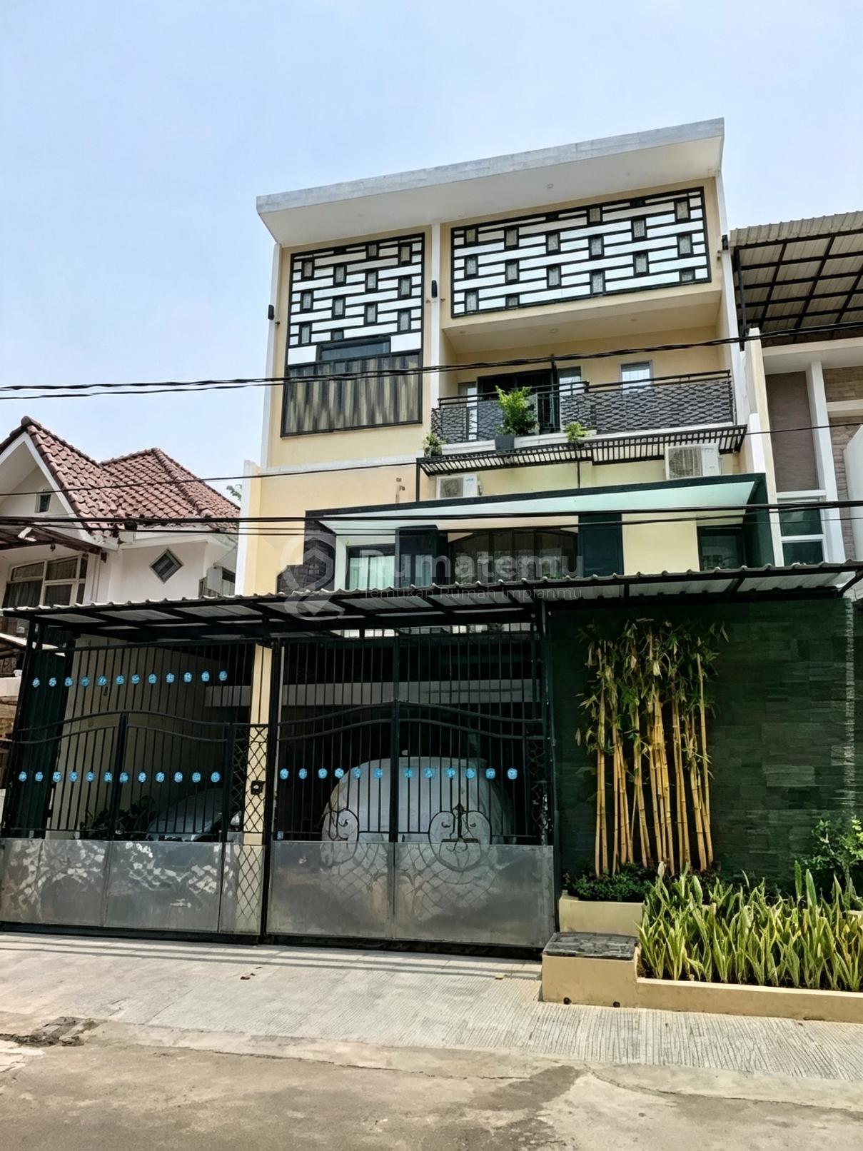 Rumah 3 Lantai Di Pelepah Elok Raya Siap Huni Bagus