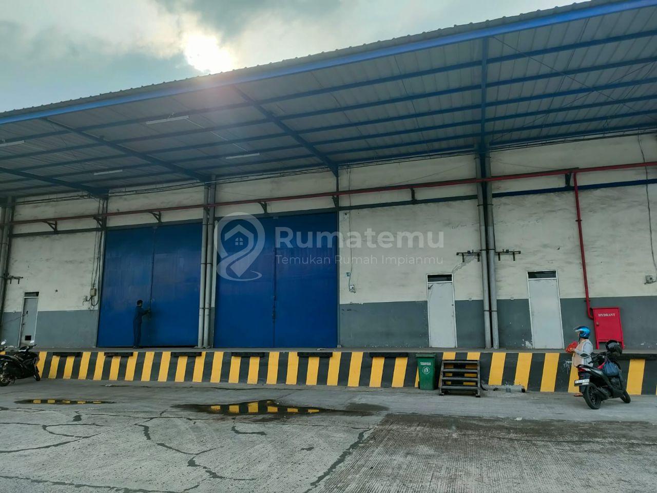 Gudang di Angke Jakarta Barat – Akses Kontainer 40 Feet, Loading Dock, Siap untuk Penyimpanan!
