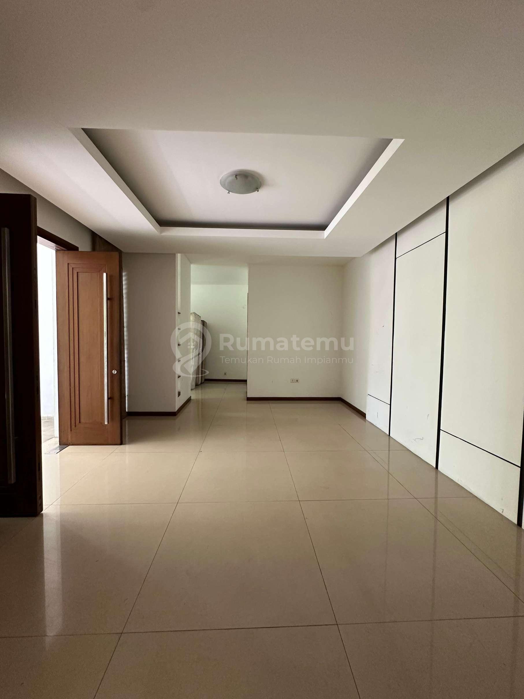 Sewa Rumah Mewah Dengan Pool di Pondok Indah