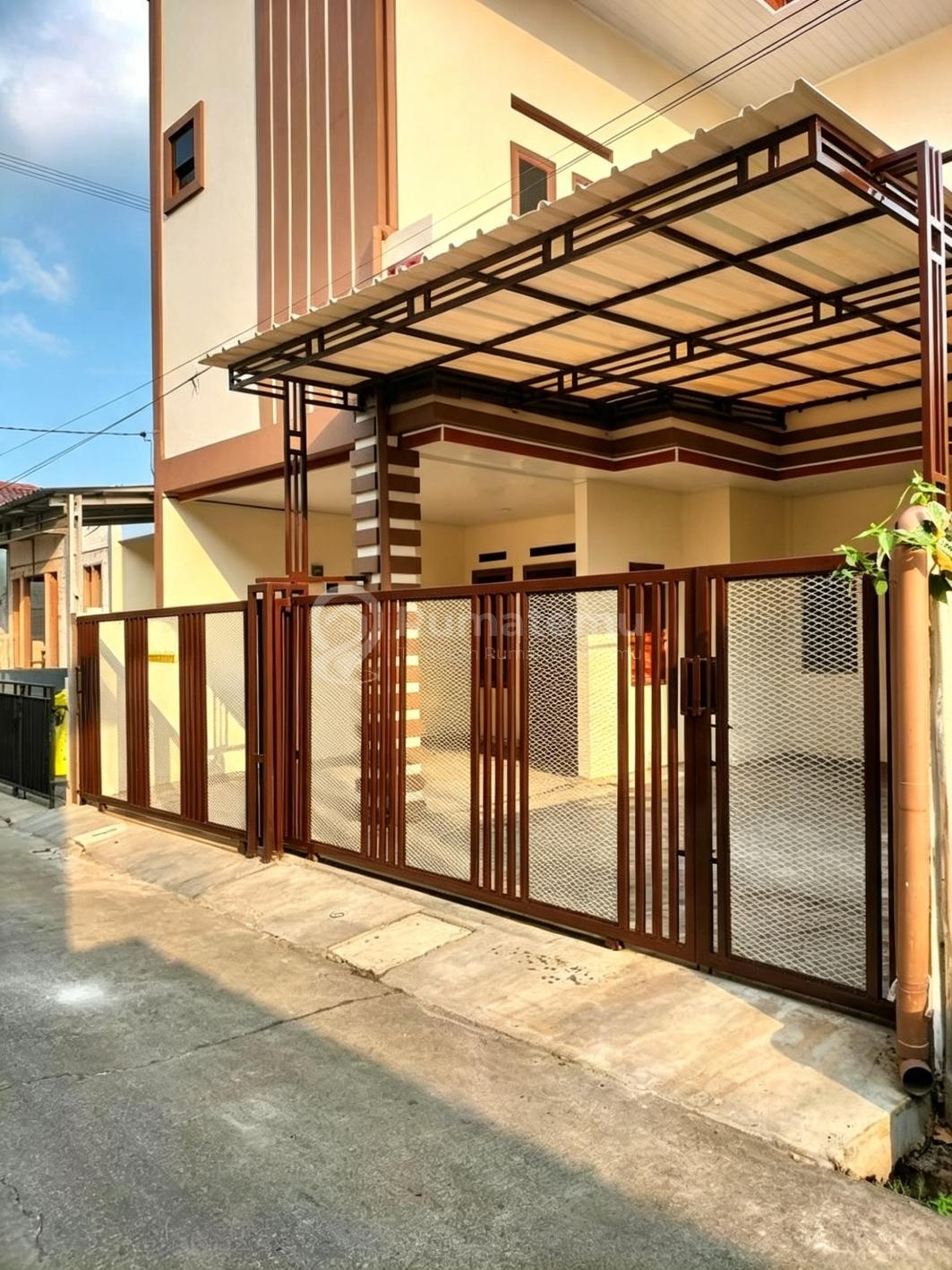 Dijual rumah baru cantik Bangunan 3 lantai Kamar utama dengan kamar mandi dalam Pancoran Mas, Rangkapan Jaya