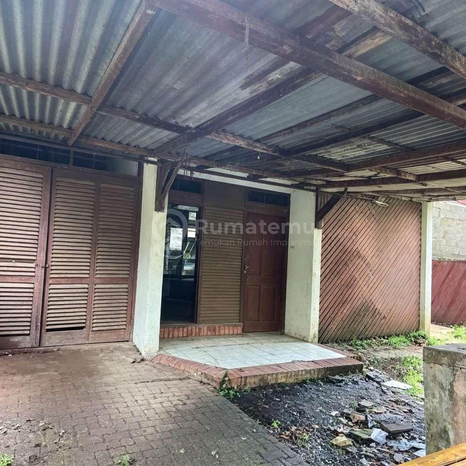 Dijual rumah tua hitung tanah Kopo Permai tulang2 masih kokoh Cocok untuk rumah tinggal atau gudang