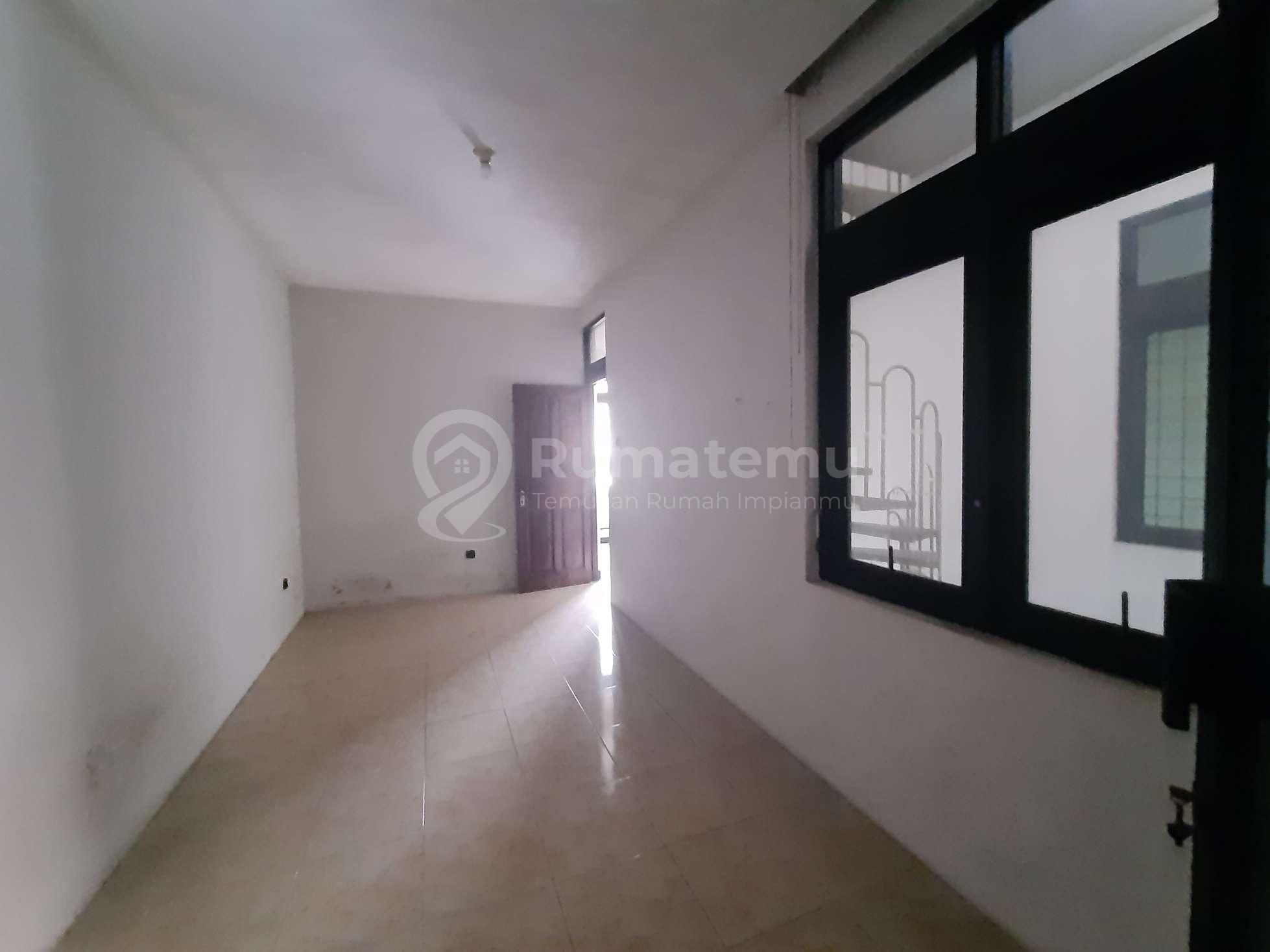 Rumah Tomang. 2.5 Lantai. 14x25. Jalan Raya 4 Mobil. Siap Huni