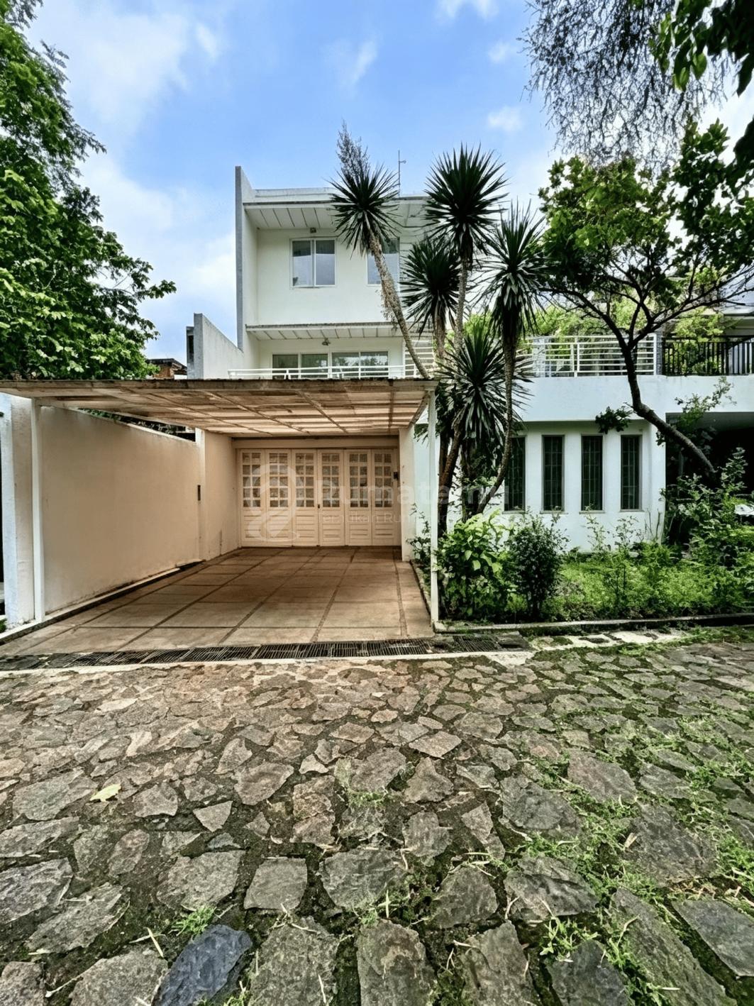 Rumah dengan Suasana Resort Dalam Townhouse