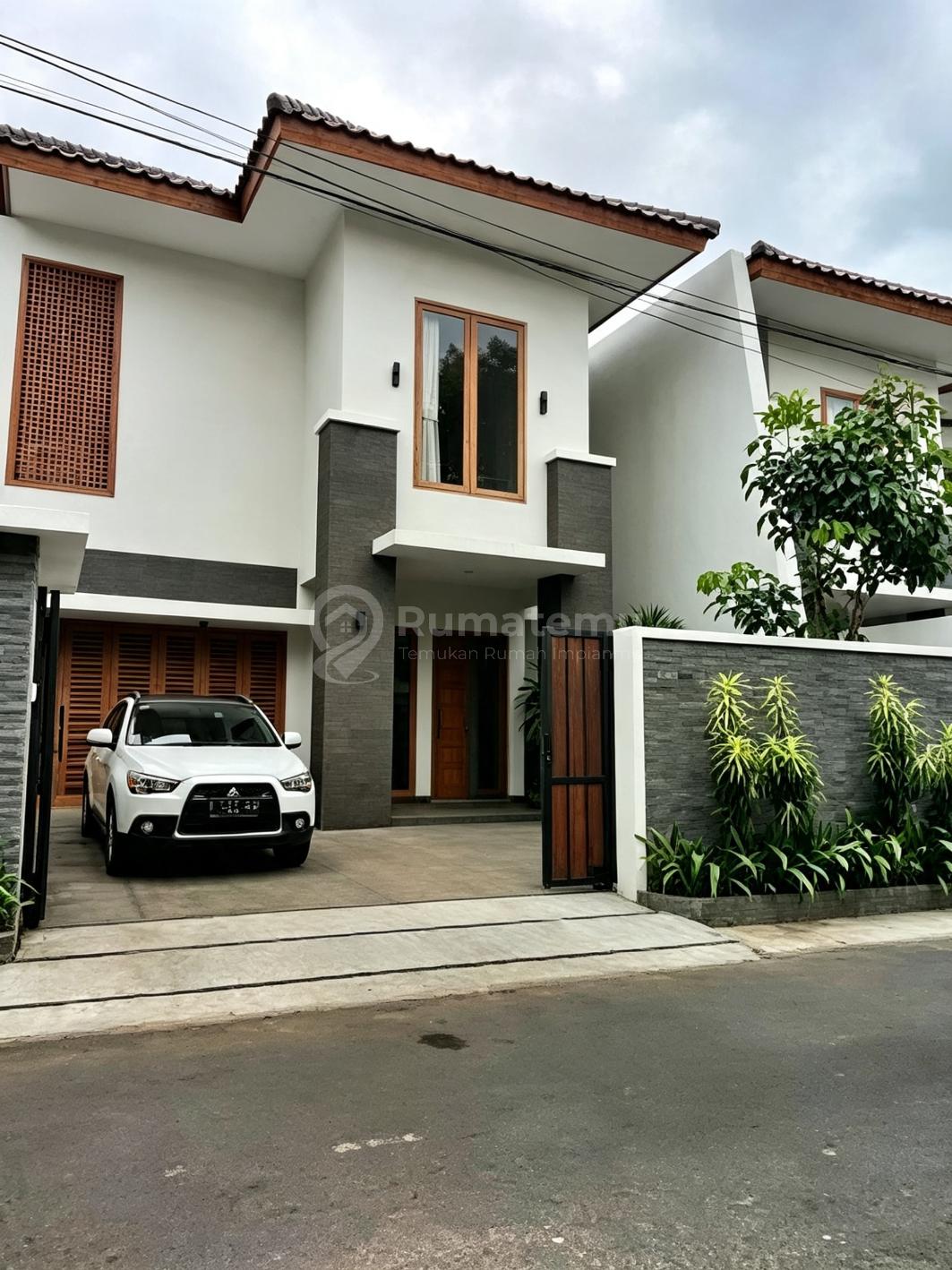 KEMANG TROPICAL MODERN HOUSE