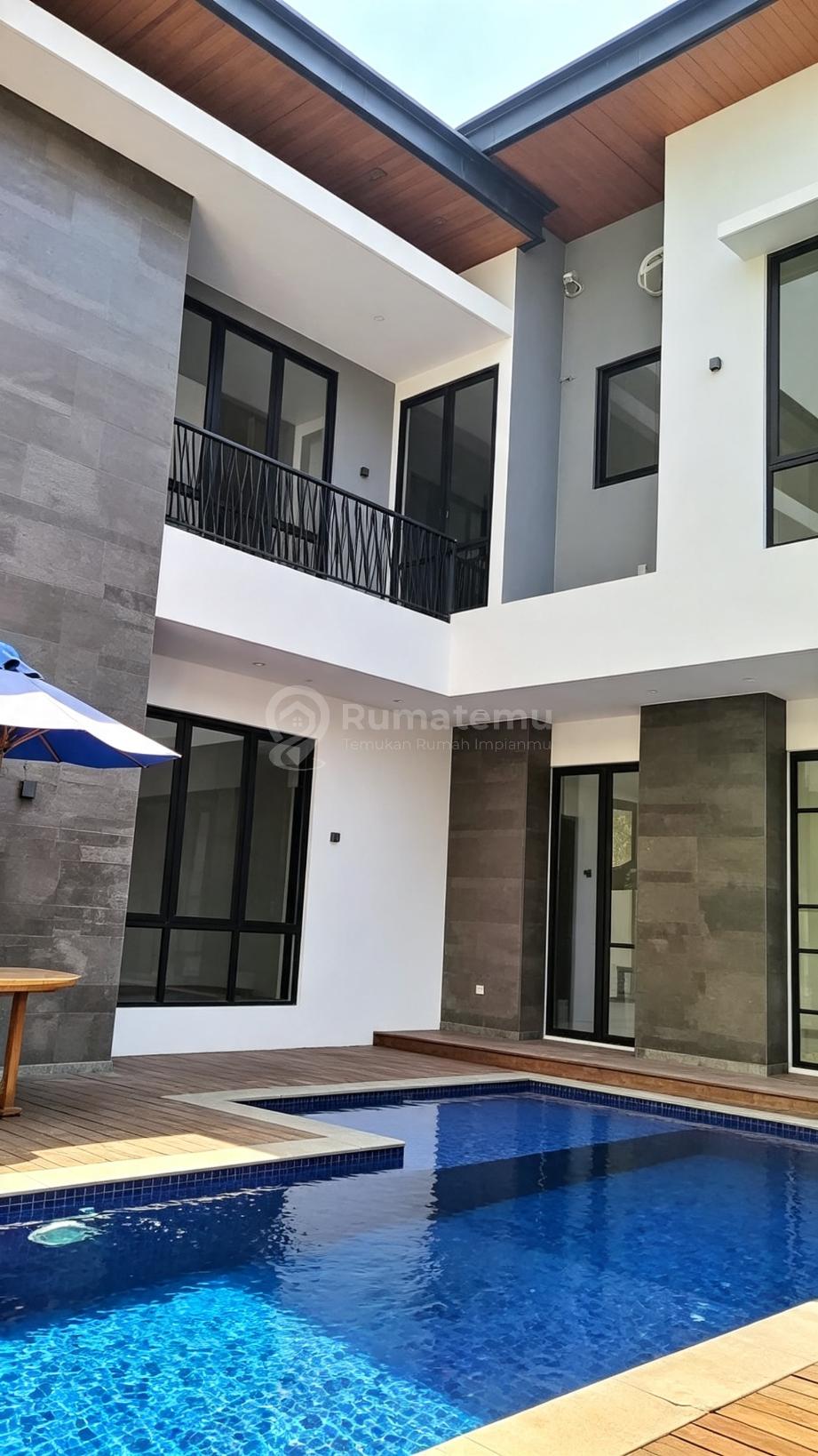 Dijual Rumah Mewah Super Cantik dengan View Swimming Pool
